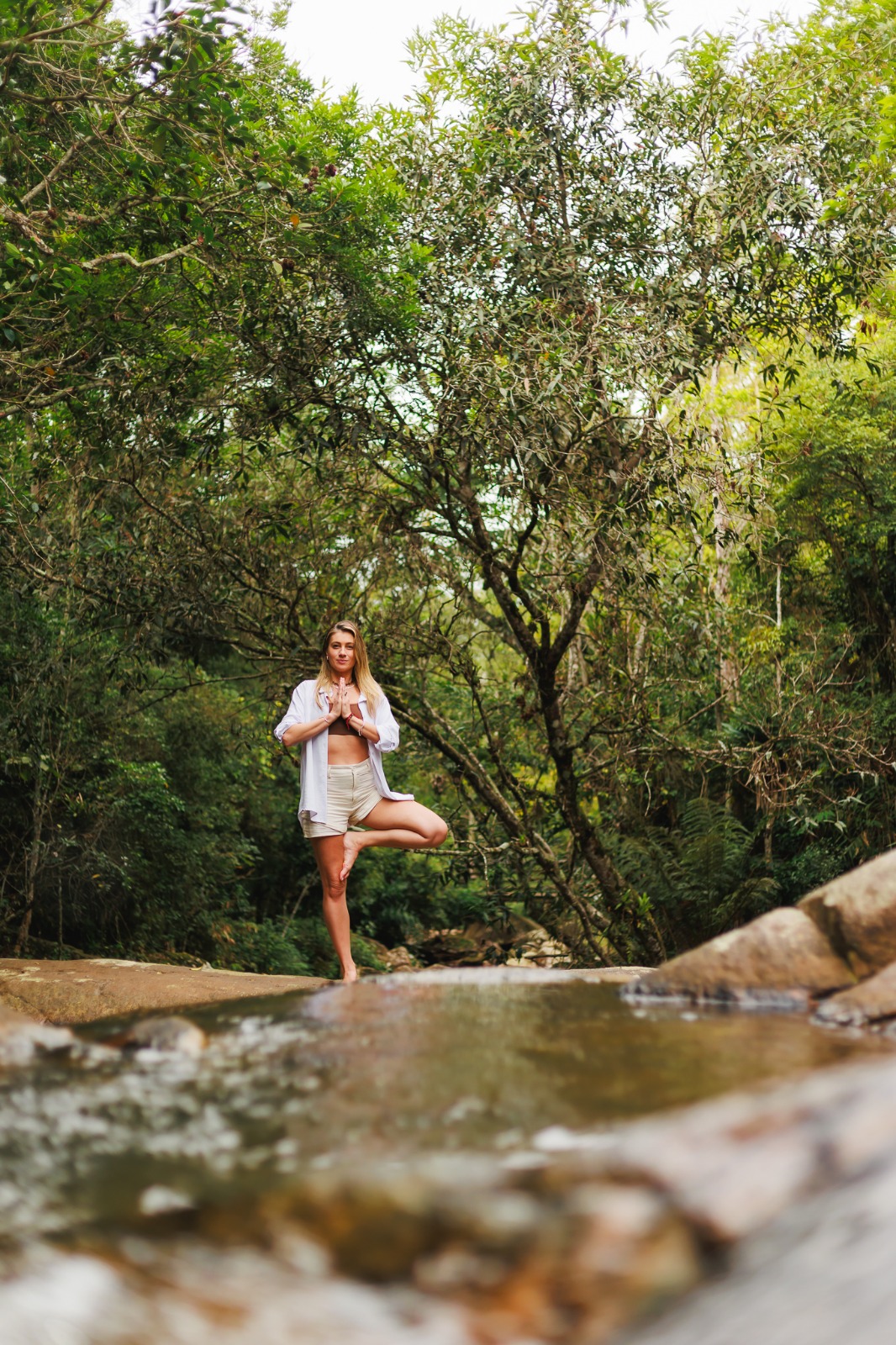Mariana Schneider em postura invertida nas dunas